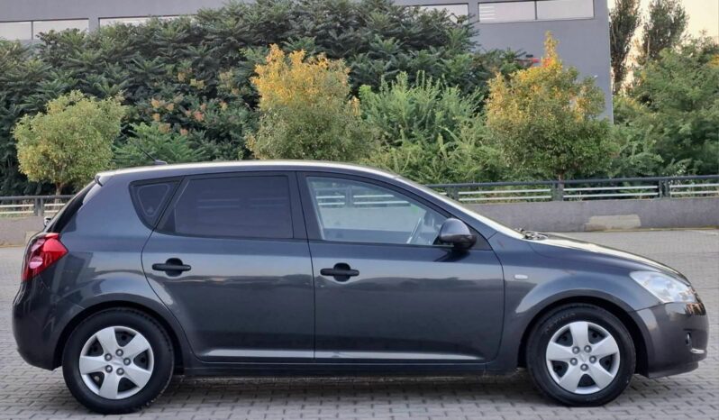 
								Kia Cee_d 2009 Хечбек Дизел целосно									