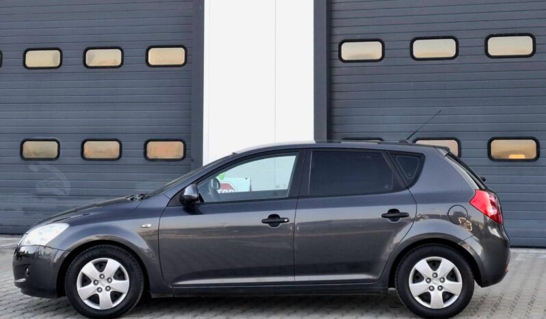 
								Kia Cee_d 2009 Хечбек Дизел целосно									