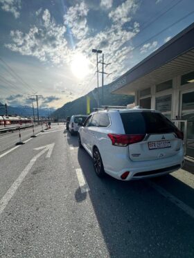 Mitsubishi Outlander 2017 Џип / SUV Хибриден погон (бензин)