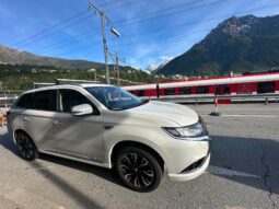 Mitsubishi Outlander 2017 Џип / SUV Хибриден погон (бензин)