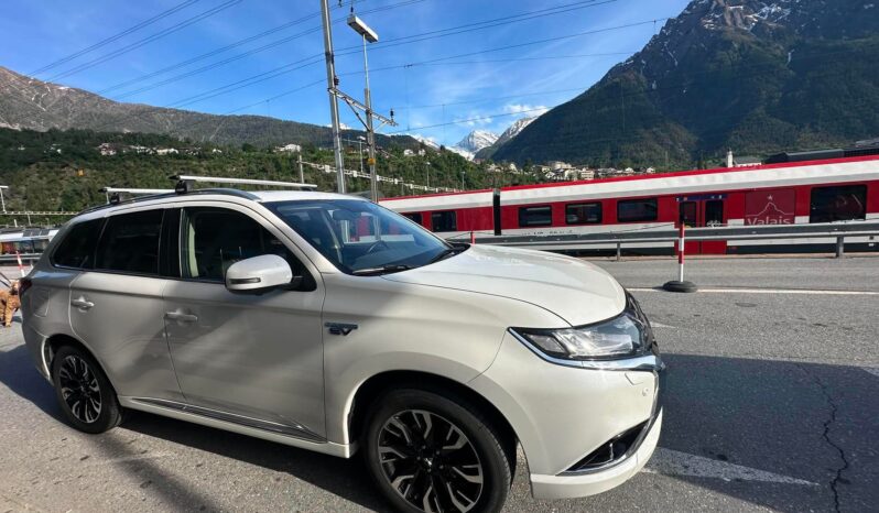 
								Mitsubishi Outlander 2017 Џип / SUV Хибриден погон (бензин) целосно									