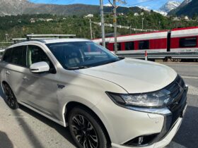 Mitsubishi Outlander 2017 Џип / SUV Хибриден погон (бензин)